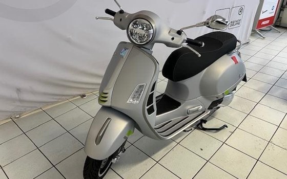 Gebrauchtmotorrad Vespa GTS 300 hpe Super Tech - Bild 2