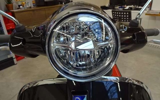 Gebrauchtmotorrad Vespa GTS 300 - Bild 12