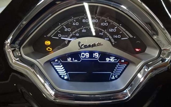 Gebrauchtmotorrad Vespa GTS 300 - Bild 6