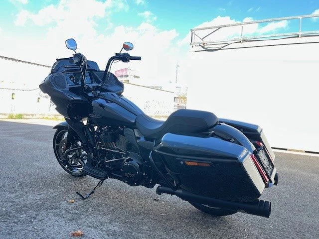 Harley-Davidson Road Glide FLTRX (Vivid Black/Black Finish) - Bild 10