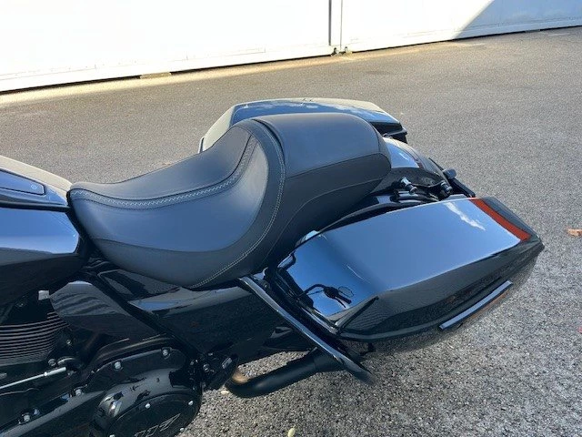 Harley-Davidson Road Glide FLTRX (Vivid Black/Black Finish) - Bild 12