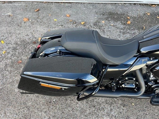 Harley-Davidson Road Glide FLTRX (Vivid Black/Black Finish) - Bild 6