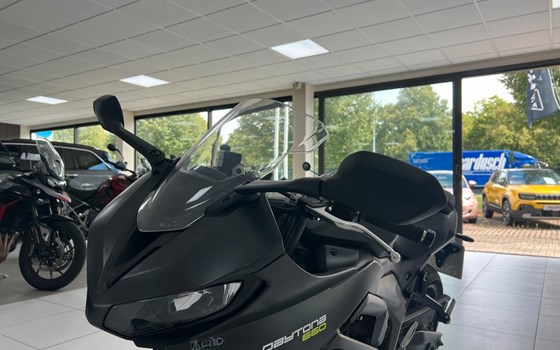 Gebrauchtmotorrad Triumph Daytona 660 - Bild 12