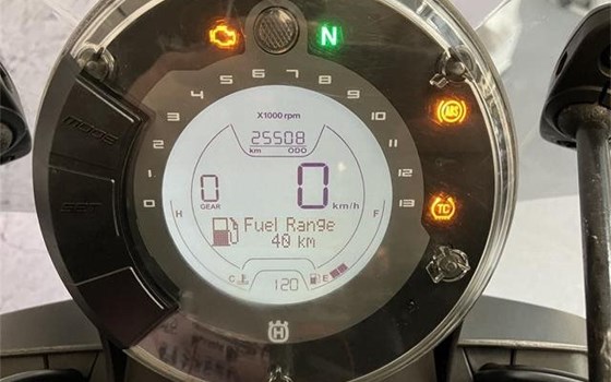 Gebrauchtmotorrad Husqvarna Svartpilen 701 - Bild 7