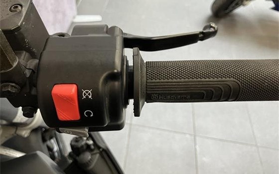 Gebrauchtmotorrad Husqvarna Svartpilen 701 - Bild 8