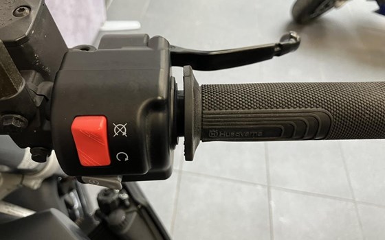 Gebrauchtmotorrad Husqvarna Svartpilen 701 - Bild 8