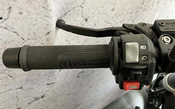 Gebrauchtmotorrad Husqvarna Svartpilen 701 - Bild 9