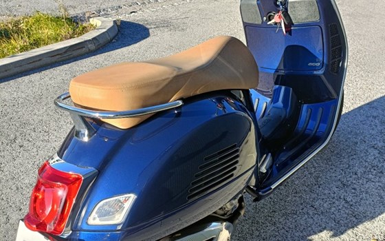 Gebrauchtmotorrad Vespa GTS 300 hpe - Bild 10