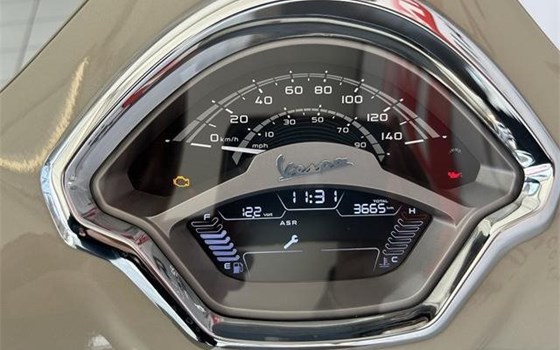 Gebrauchtmotorrad Vespa GTS 300 hpe - Bild 4