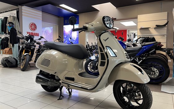 Gebrauchtmotorrad Vespa GTS 300 hpe - Bild 1