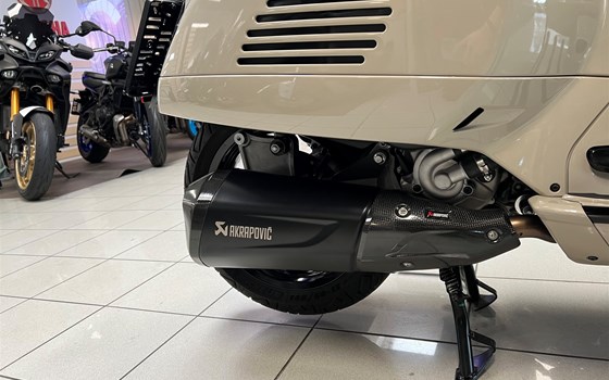 Gebrauchtmotorrad Vespa GTS 300 hpe - Bild 10