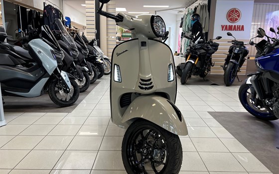 Gebrauchtmotorrad Vespa GTS 300 hpe - Bild 5