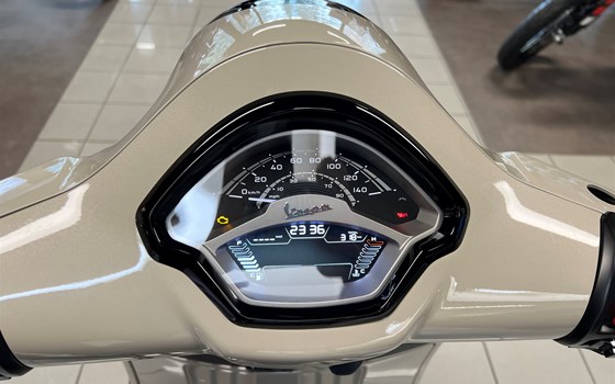 Gebrauchtmotorrad Vespa GTS 300 hpe - Bild 8