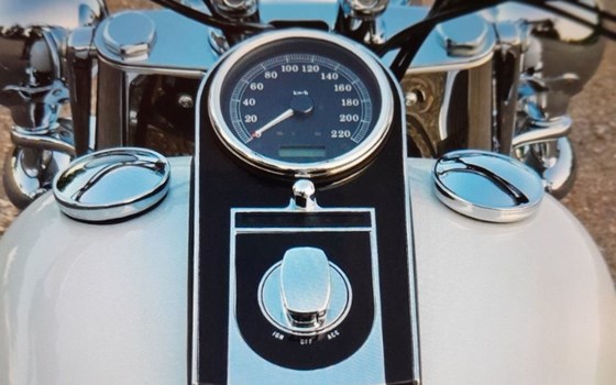 Gebrauchtmotorrad Harley-Davidson Softail Deluxe FLSTN - Bild 2