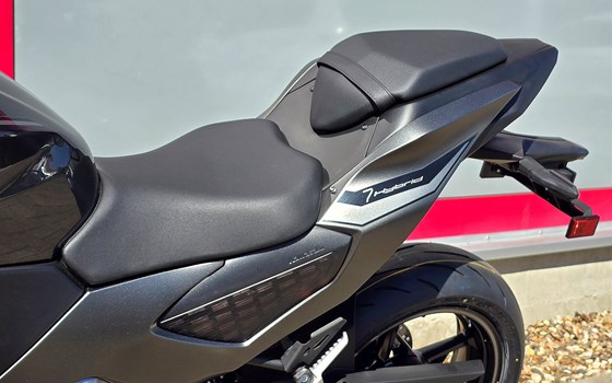 Gebrauchtmotorrad Kawasaki Z7 Hybrid - Bild 22