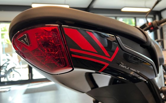Gebrauchtmotorrad Triumph Trident 660 Triple Tribute - Bild 8