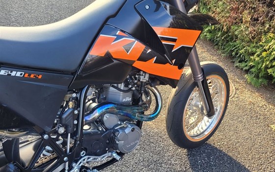 Motorrad Occasion KTM 640 LC4 Supermoto - Bild 4