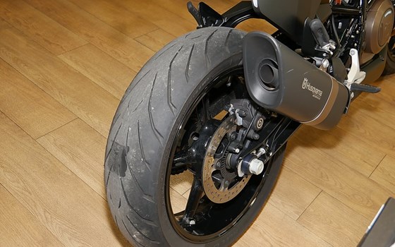 Gebrauchtmotorrad Husqvarna Svartpilen 701 - Bild 4