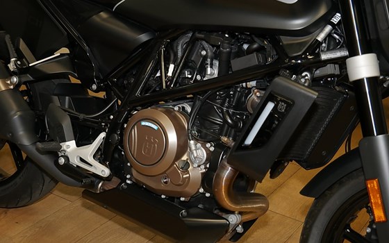 Gebrauchtmotorrad Husqvarna Svartpilen 701 - Bild 8