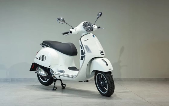 Gebrauchtmotorrad Vespa GTS 300 hpe Super - Bild 1