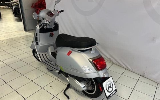 Gebrauchtmotorrad Vespa GTS 300 hpe Super Tech - Bild 3