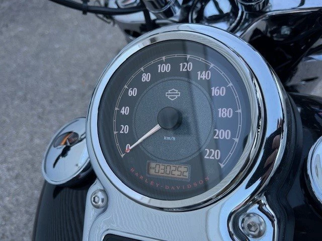 Harley-Davidson Dyna Switchback  FLD (Vivid Black) - Bild 12