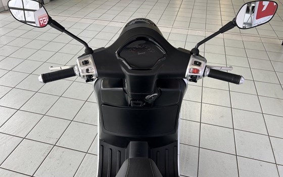 Gebrauchtmotorrad Vespa GTS 300 Super Sport - Bild 5