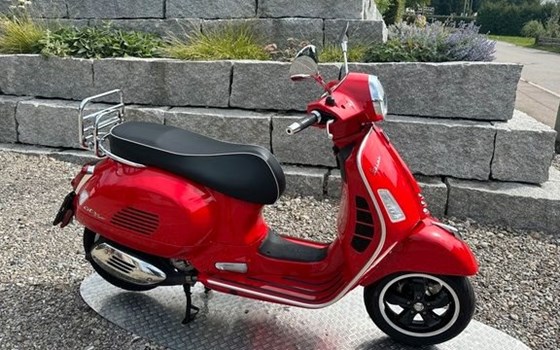 Gebrauchtmotorrad Vespa GTS 300 hpe Super - Bild 1