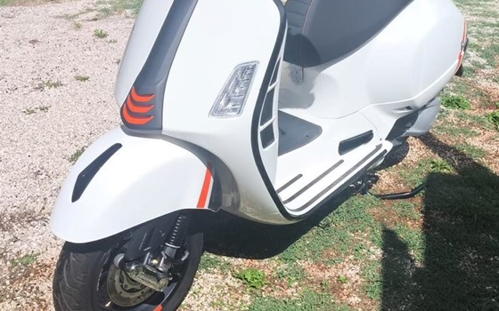 Gebrauchtmotorrad Vespa GTS 300 hpe Super - Bild 2