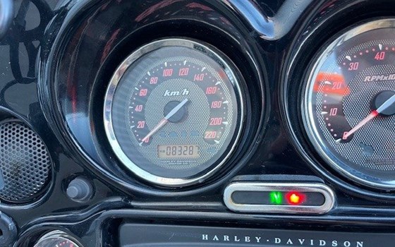 Gebrauchtmotorrad Harley-Davidson CVO Street Glide FLHXSE - Bild 13