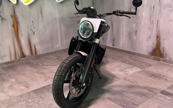 Gebrauchtmotorrad Husqvarna Svartpilen 701 - Bild 3