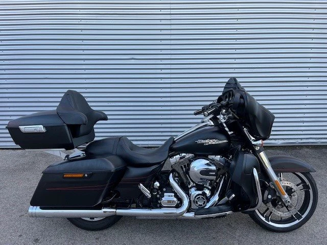 Harley-Davidson Touring Street Glide Special FLHXS (Black Denim & Red Stripes) - Bild 2