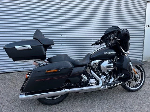 Harley-Davidson Touring Street Glide Special FLHXS (Black Denim & Red Stripes) - Bild 7