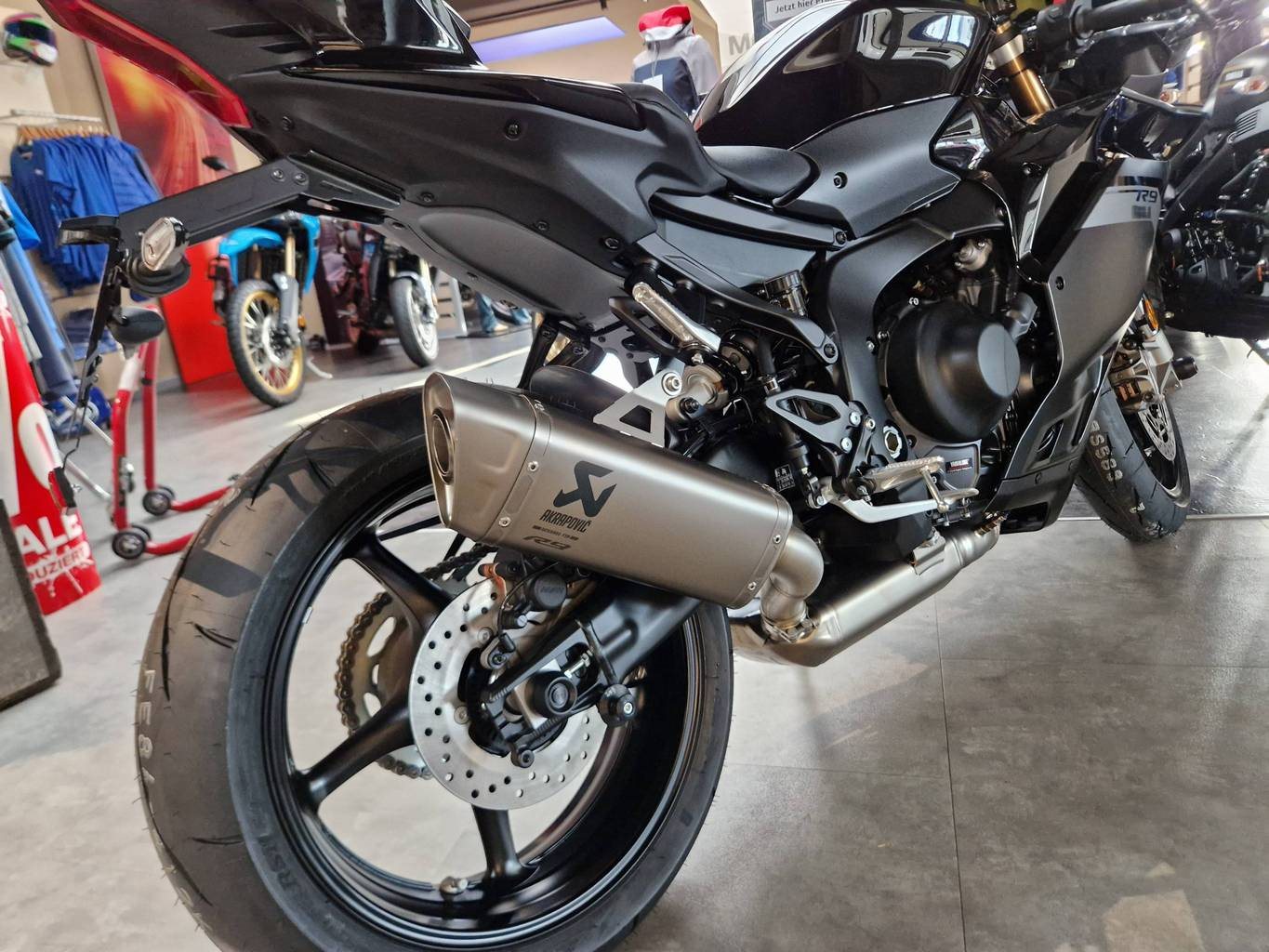 Yamaha R9 