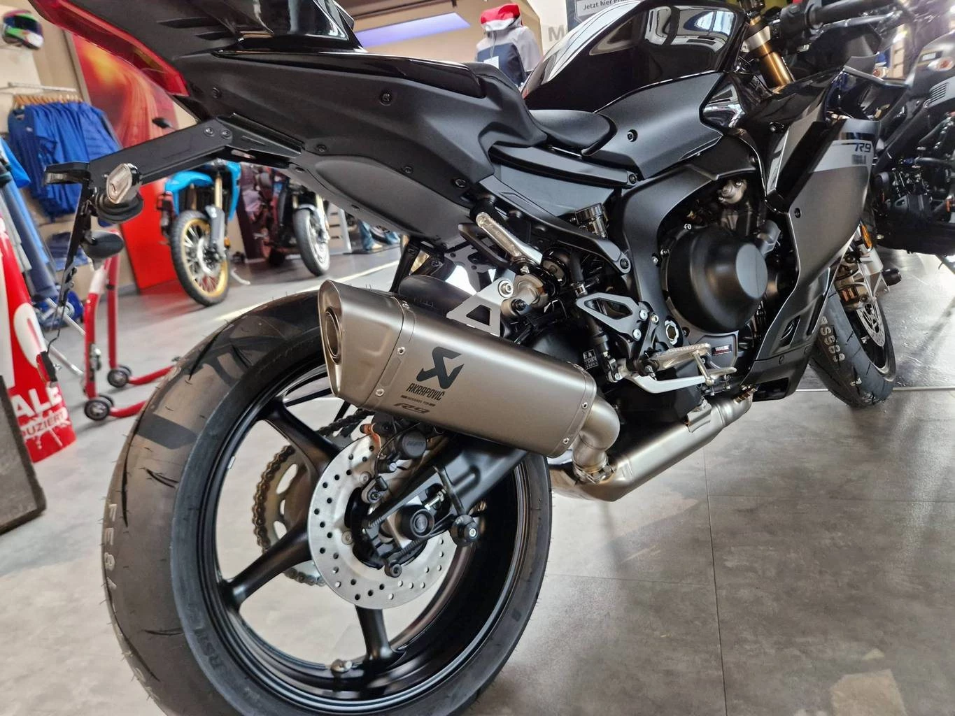 Yamaha R9 