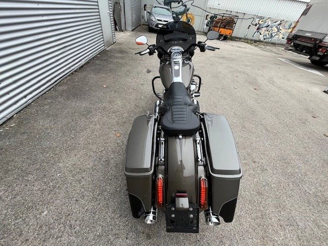 Harley-Davidson CVO Road King FLHRSE (Titanium Dust & Galactic Black & Aztec Shadow ) - Bild 11