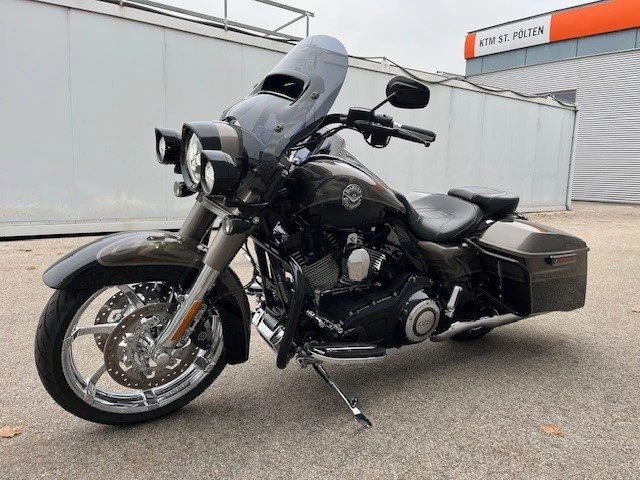 Harley-Davidson CVO Road King FLHRSE (Titanium Dust & Galactic Black & Aztec Shadow ) - Bild 13