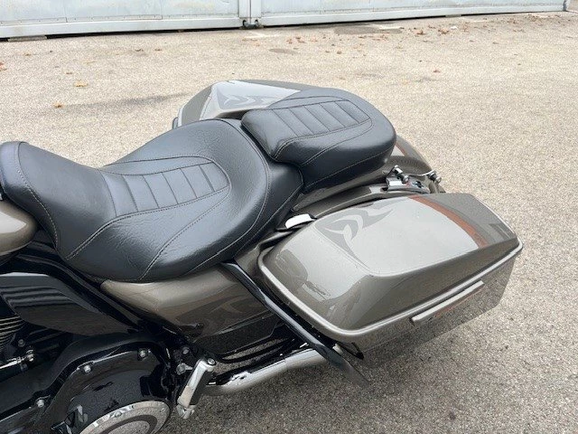 Harley-Davidson CVO Road King FLHRSE (Titanium Dust & Galactic Black & Aztec Shadow ) - Bild 14