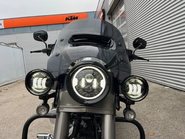 Harley-Davidson CVO Road King FLHRSE (Titanium Dust & Galactic Black & Aztec Shadow ) - Bild 15