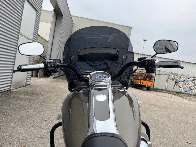 Harley-Davidson CVO Road King FLHRSE (Titanium Dust & Galactic Black & Aztec Shadow ) - Bild 16