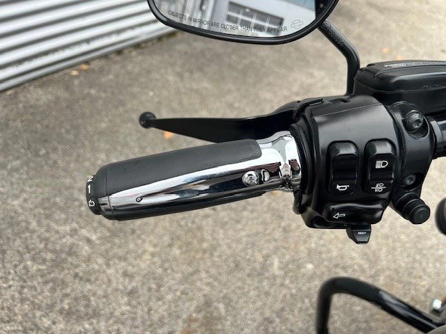 Harley-Davidson CVO Road King FLHRSE (Titanium Dust & Galactic Black & Aztec Shadow ) - Bild 17