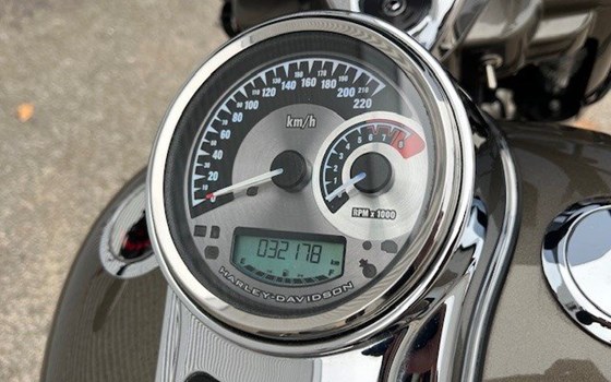 Gebrauchtmotorrad Harley-Davidson CVO Road King FLHRSE - Bild 18