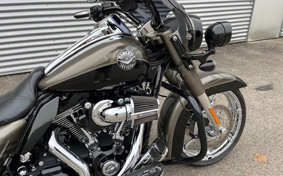 Gebrauchtmotorrad Harley-Davidson CVO Road King FLHRSE - Bild 3