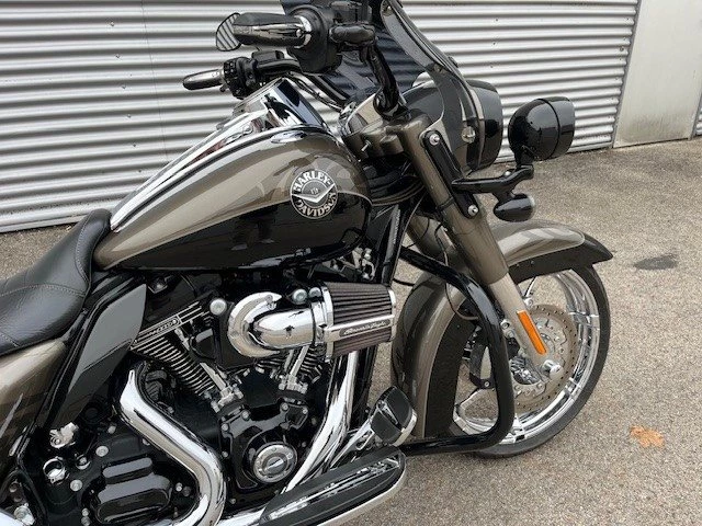 Harley-Davidson CVO Road King FLHRSE (Titanium Dust & Galactic Black & Aztec Shadow ) - Bild 3