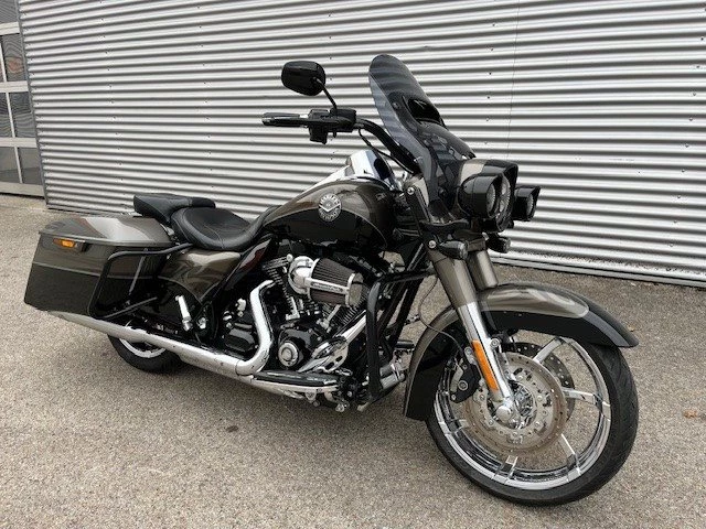 Harley-Davidson CVO Road King FLHRSE (Titanium Dust & Galactic Black & Aztec Shadow ) - Bild 4