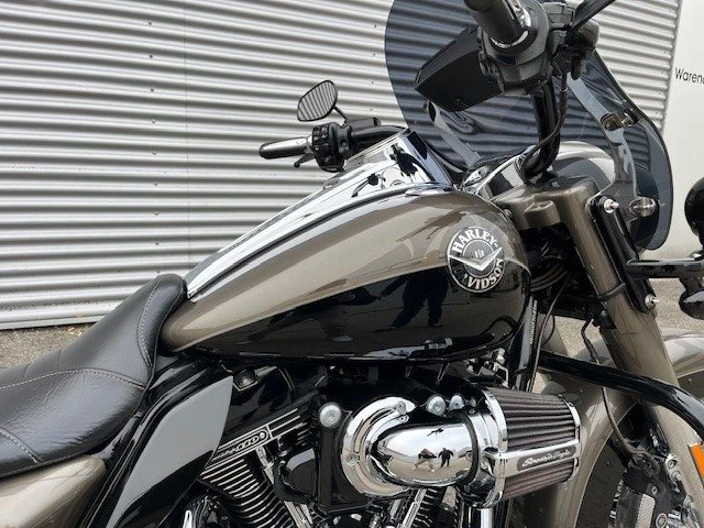 Harley-Davidson CVO Road King FLHRSE (Titanium Dust & Galactic Black & Aztec Shadow ) - Bild 5