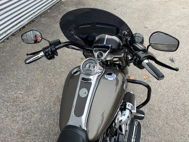 Harley-Davidson CVO Road King FLHRSE (Titanium Dust & Galactic Black & Aztec Shadow ) - Bild 6