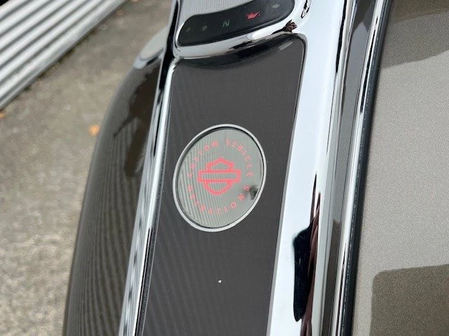 Harley-Davidson CVO Road King FLHRSE (Titanium Dust & Galactic Black & Aztec Shadow ) - Bild 7