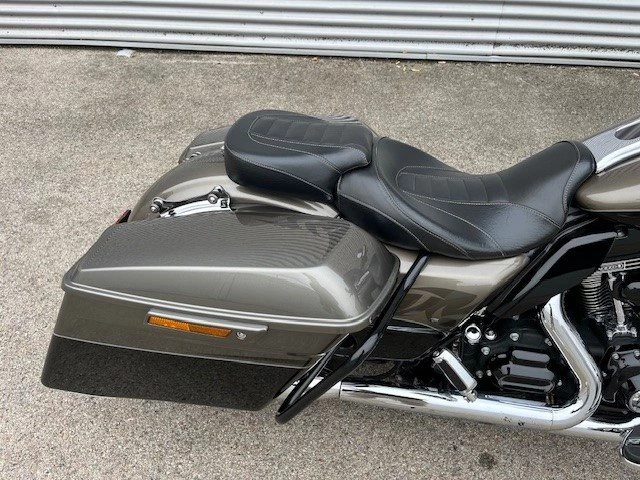 Harley-Davidson CVO Road King FLHRSE (Titanium Dust & Galactic Black & Aztec Shadow ) - Bild 8