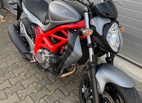 Gebrauchtmotorrad Suzuki SFV 650 Gladius - Bild 2